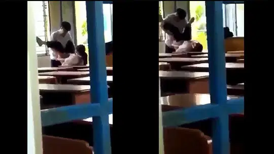 Hai em chơi lén lút trong lớp học